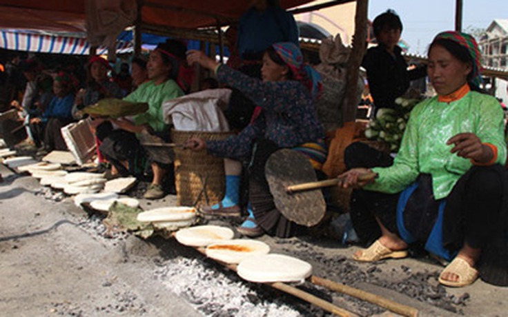 Ăn bánh ngô giữa chợ Đồng Văn