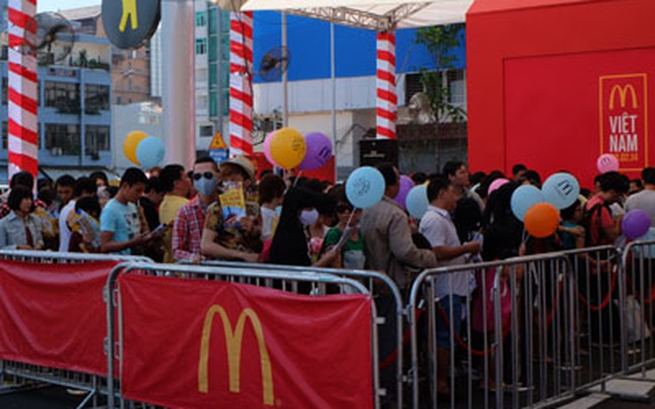 Hàng ngàn người Sài Gòn xếp hàng chờ mua McDonald's