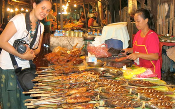 Chợ bán hàng kiểu… buffet ở Lào