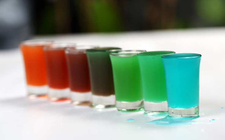 Làm cocktail rainbow 7 màu lung linh
