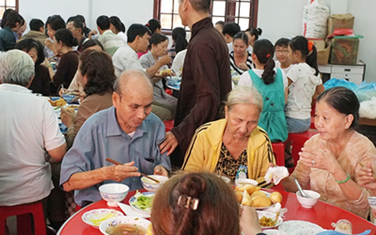 Người Sài Gòn lên chùa ăn chay, báo hiếu mùa Vu Lan