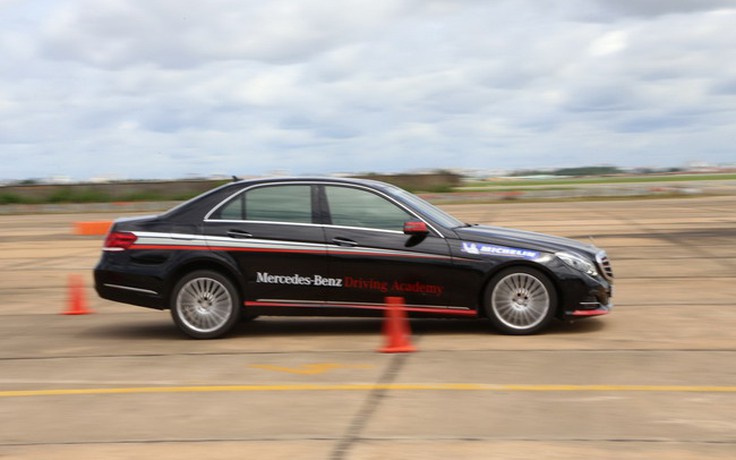 Test xe Mercedes trên đường băng sân bay