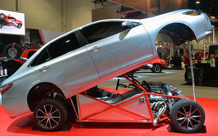 Toyota mang Camry ‘cạnh tranh’ với Lamborghini, Ferrari