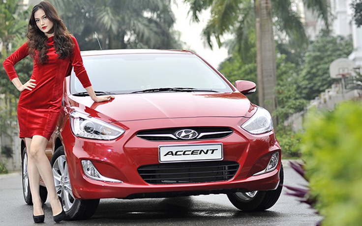 Người đẹp Noel khoe sắc bên Hyundai Accent Blue 2015