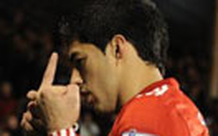 Luis Suarez giơ “ngón tay thối”