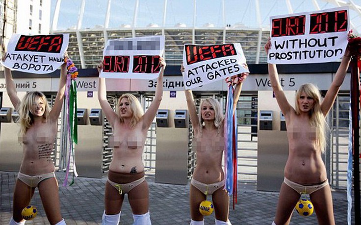 Phụ nữ Ukraine khoe ngực phản đối EURO 2012