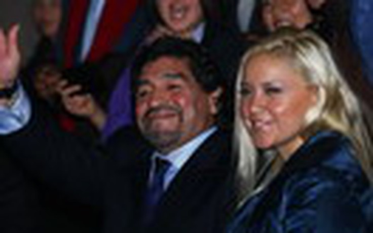 Diego Maradona chia tay bạn gái