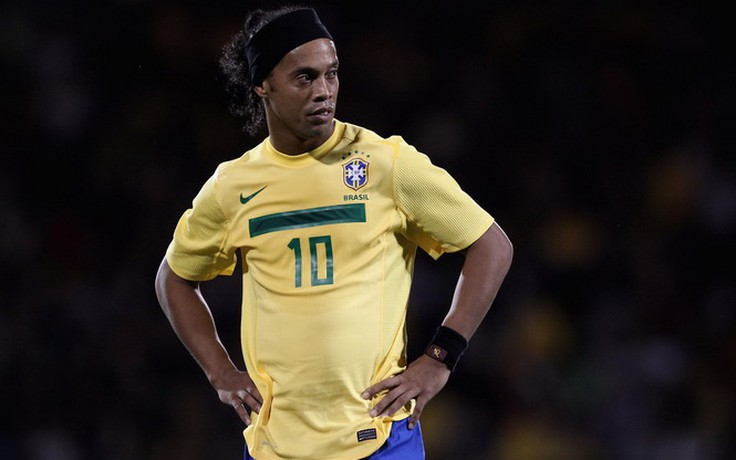 Ronaldinho thoát chết sau vụ đâm vào xe tải