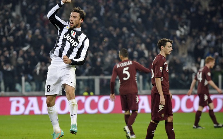 Juventus "bắt nạt" hàng xóm Torino