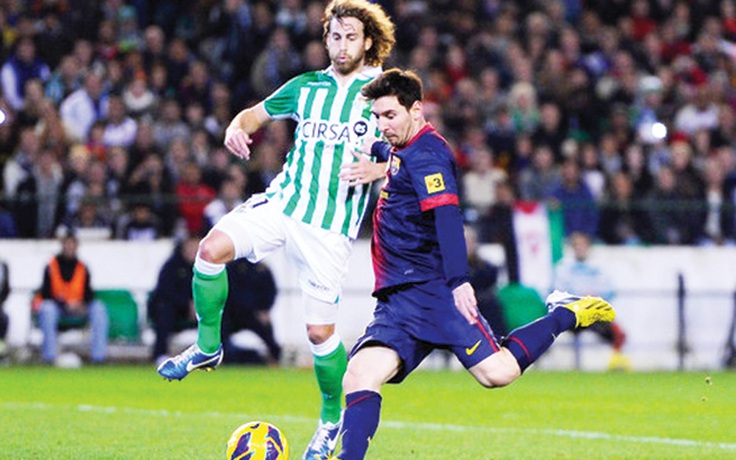 Messi húc ngã trụ “kỷ lục 40 năm”