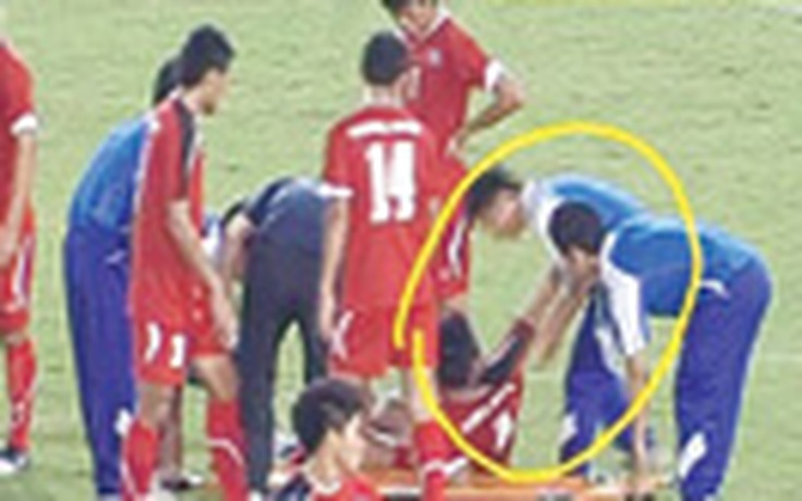 Sốc với hành vi phi thể thao của cầu thủ Thái Lan