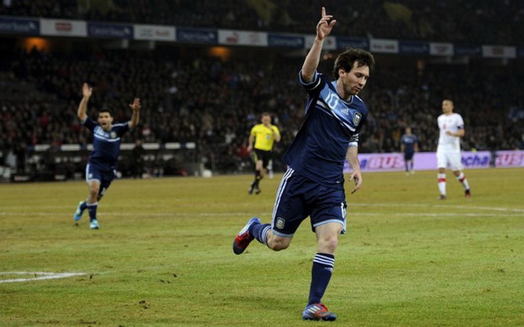 Messi và Soldado cùng lập hat-trick