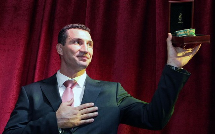 Anh em nhà Klitschko bán huy chương làm từ thiện