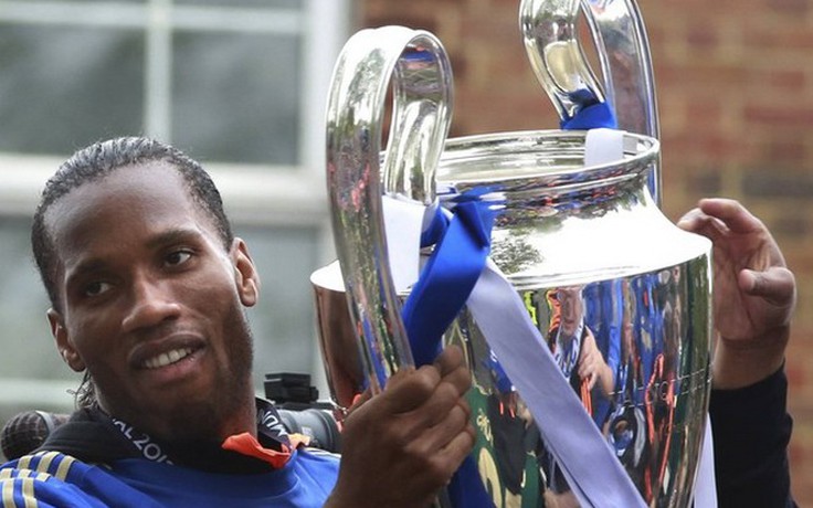 Drogba “nhiếc móc” chiếc cúp vô địch Champions League