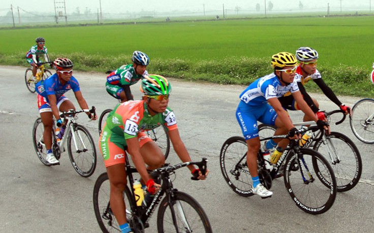 Các tuyển thủ quốc gia đua... “xe đạp chậm”