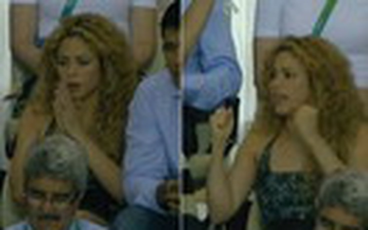 Shakira cầu nguyện cho Pique ghi bàn