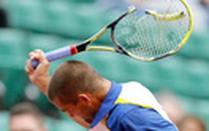 Mikhail Youzhny hết đập đầu rồi lại đập vợt