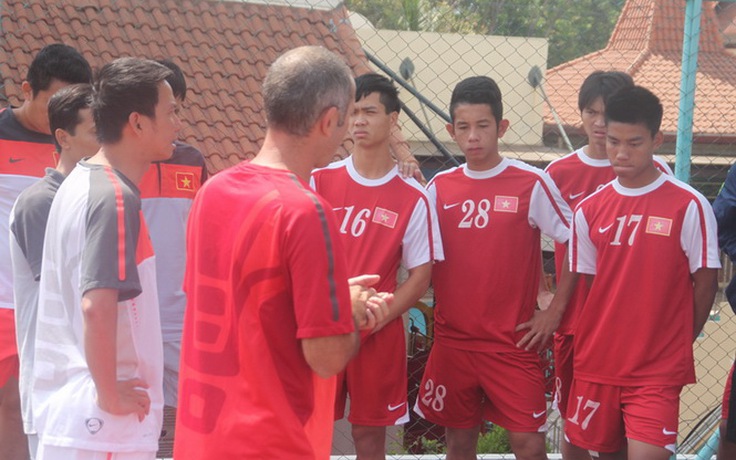 Cầu thủ U.19 Việt Nam không được trả lời báo chí