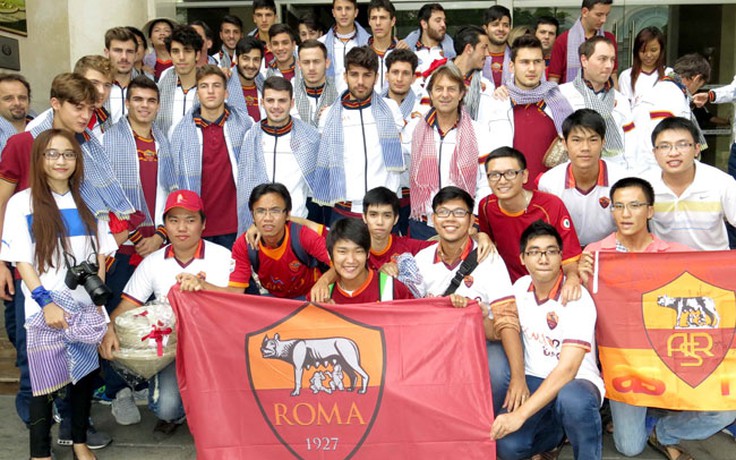 U.19 AS Roma thích nón lá và khăn choàng của Việt Nam