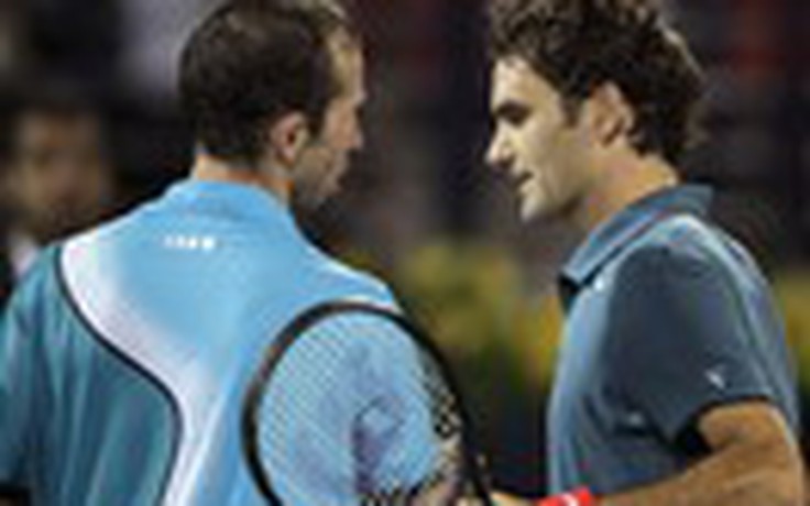 Federer lội ngược dòng vào tứ kết ở Dubai