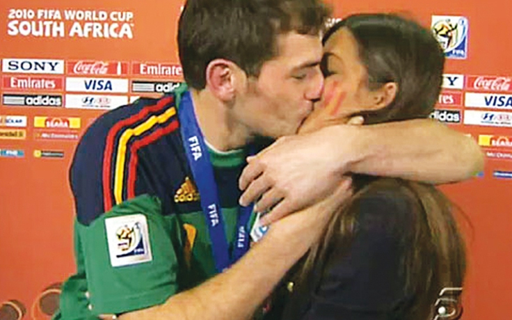 Chân dài và cầu thủ: Gã đa tình Casillas và người đẹp Carbonero