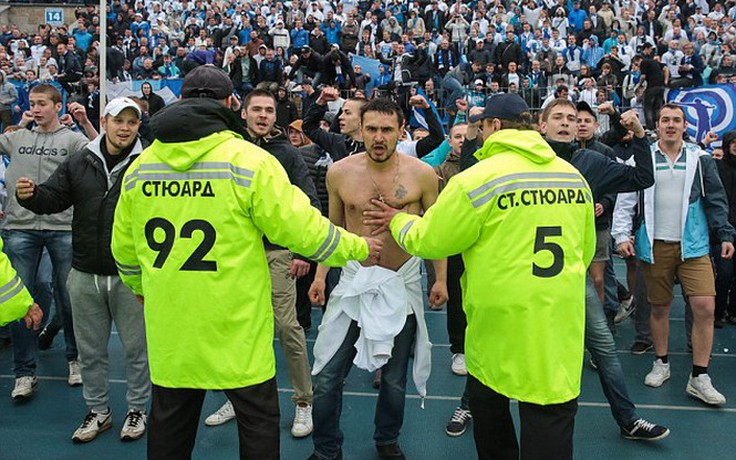 Bạo động ở bóng đá Nga: Fan quá khích tràn xuống sân hành hung cầu thủ
