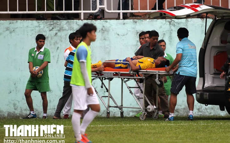 Va chạm với thủ môn của U.19 Việt Nam, cầu thủ Khánh Hòa bị gãy 3 cái xương sườn
