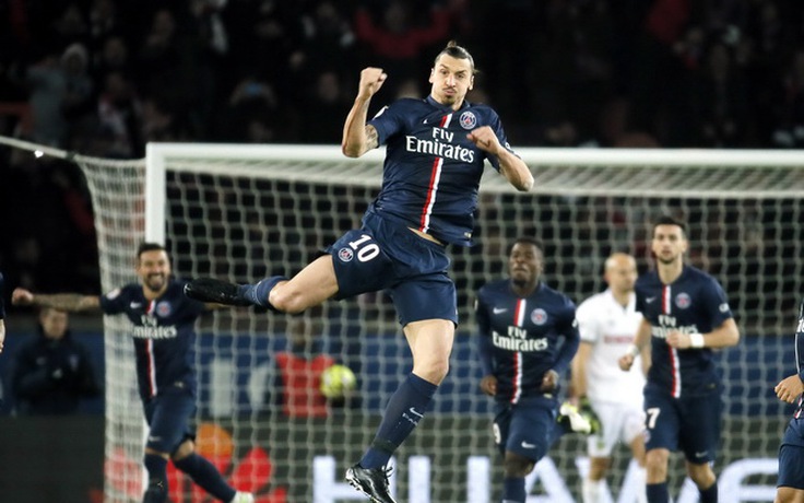 Ibrahimovic lập cú đúp, PSG chiếm ngôi đầu