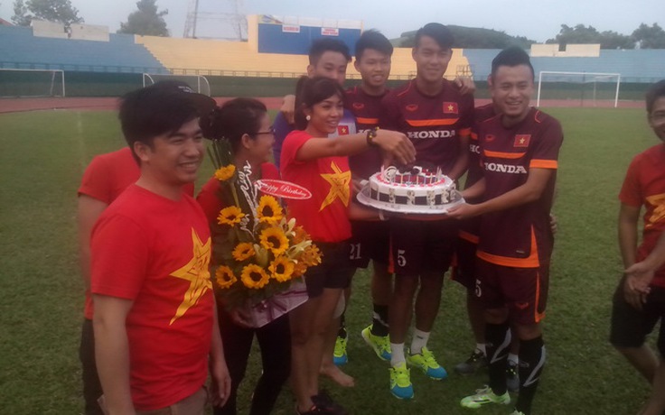 Tuyển thủ U.23 Việt Nam Huy Toàn được CĐV tặng bánh sinh nhật