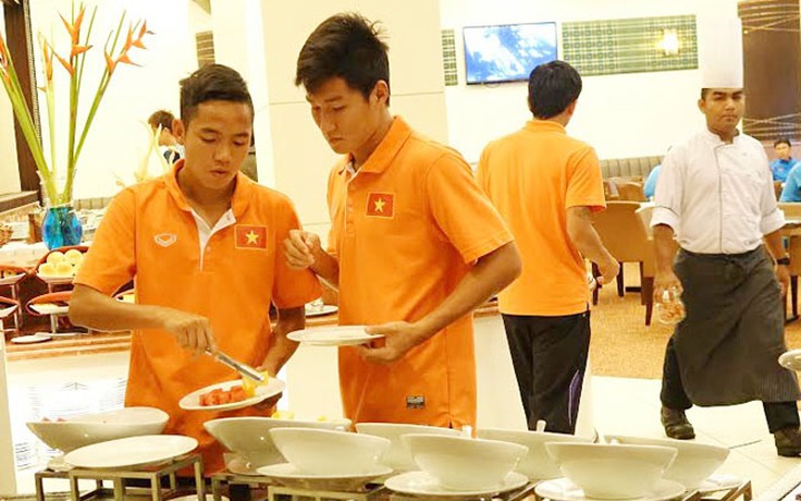 Cầu thủ U.23 Việt Nam 'hờ hững' với thức ăn ở Malaysia