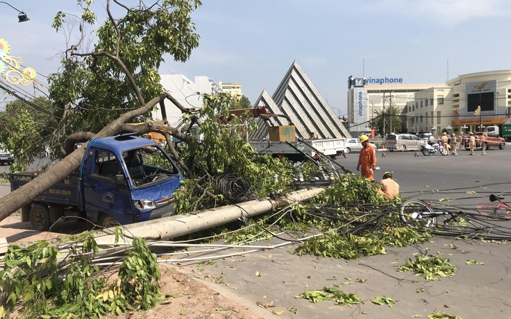 Xe cẩu kéo sập trụ điện, bình điện phát nổ, người đi đường bỏ chạy