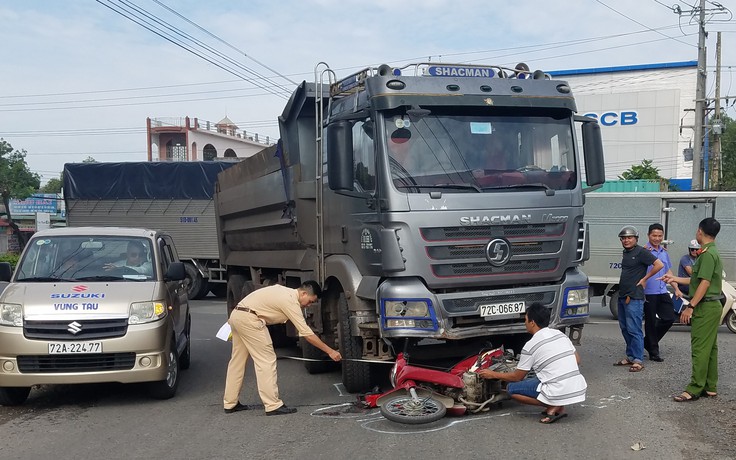 Va chạm với xe ben, ông cụ 74 tuổi bán vé số tử vong tại chỗ