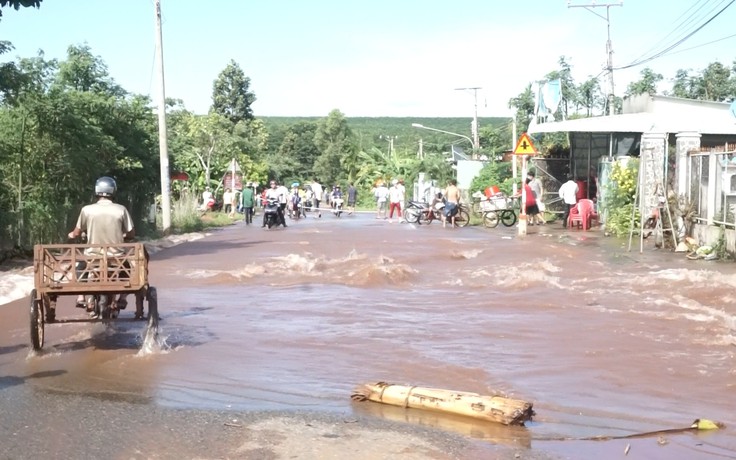 Sau cơn mưa 'lịch sử', kênh dẫn tràn hồ Gia Hoét 1 vỡ, ngập nhà dân