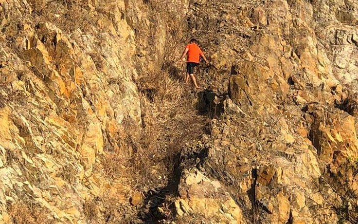 Leo lên đồi Con Heo, nam thanh niên rơi từ độ cao hơn 30 m xuống đất