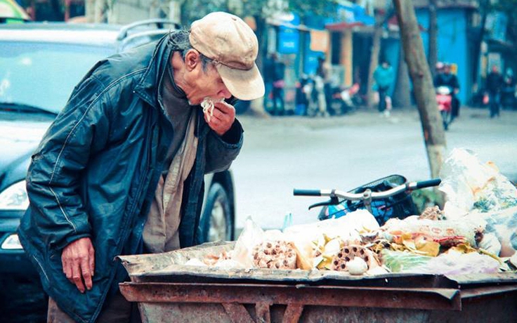 Hình ảnh ông lão nhặt thức ăn từ thùng rác lay động dân mạng