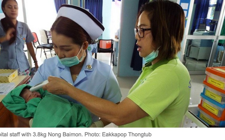 Thai phụ 18 tuổi chuyển dạ trên xe, CSGT lập tức 'mở đường máu'