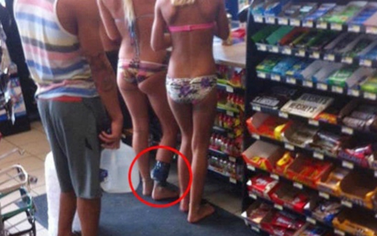 Ảnh ba cô gái mặc bikini ở cửa hàng khuynh đảo mạng xã hội