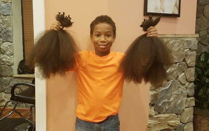 Cậu bé nuôi tóc 2 năm để tặng bệnh nhi ung thư lay động lòng người