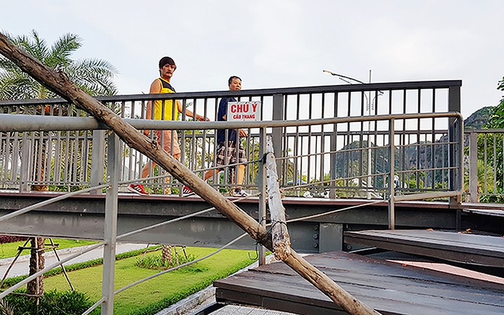 Nơm nớp dạo chơi công viên hoa trăm tỉ ở Hạ Long