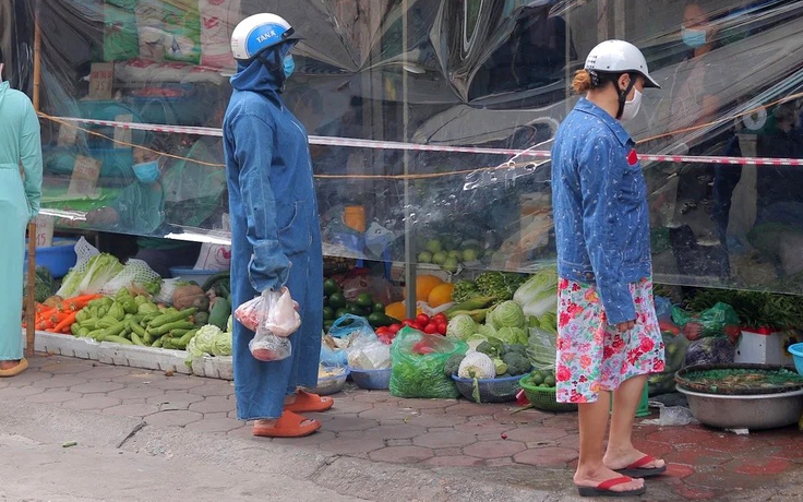 Nhiều siêu thị đóng cửa, người Hà Nội quay lại chợ dân sinh