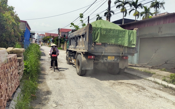 Đóng hàng trăm triệu làm đường làng, 300 hộ dân vẫn phải lội bùn