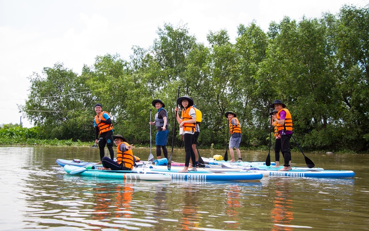 Chèo SUP vớt rác, giữ ‘màu xanh’ cho môi trường nước