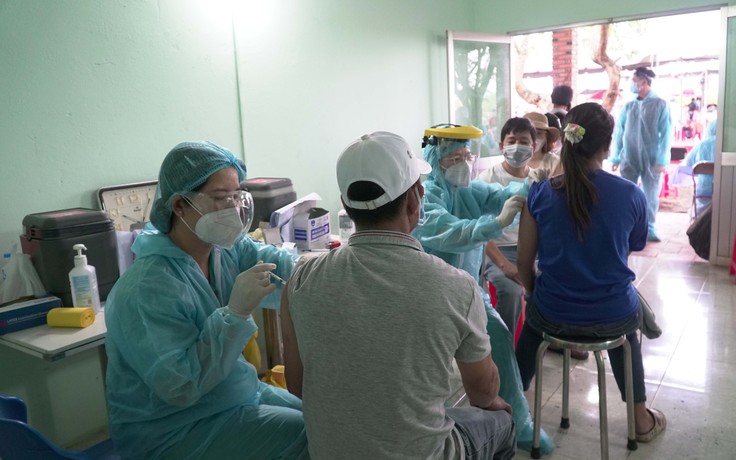 Hơn 11.000 người lao động ở chợ Bình Điền đăng ký tiêm vắc xin Covid-19