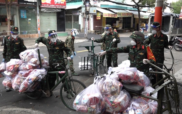 TP.HCM: Bất ngờ hình ảnh bộ đội dùng xe đạp thồ chở quà đến từng ngõ hẻm