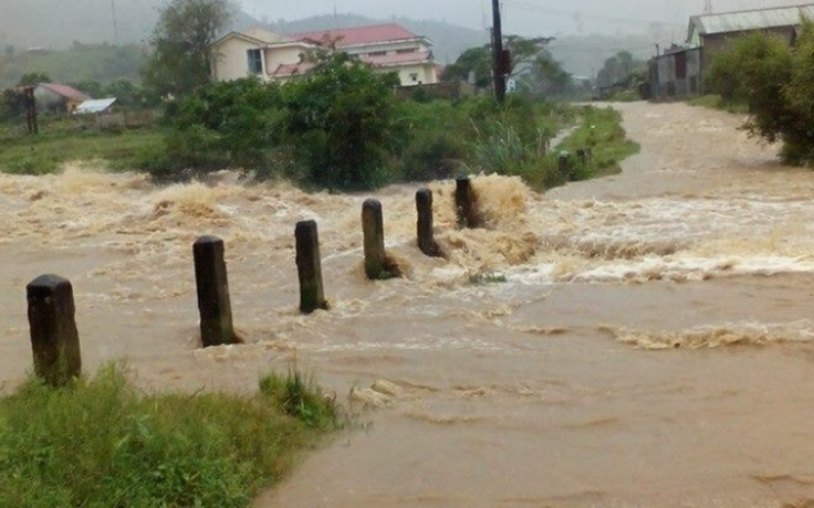 Lũ tràn về ách tắc nhiều tuyến tỉnh lộ