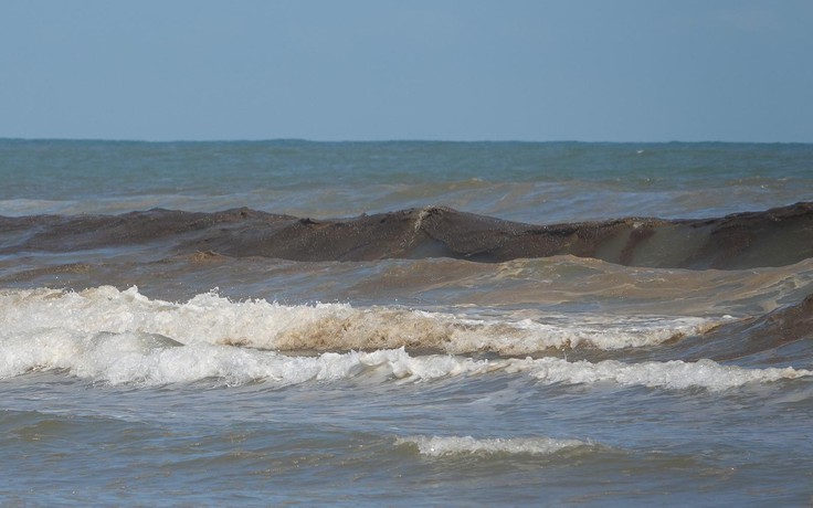 Nước biển Khe Hai ở Quảng Ngãi đổi màu bất thường: Lấy mẫu xét nghiệm