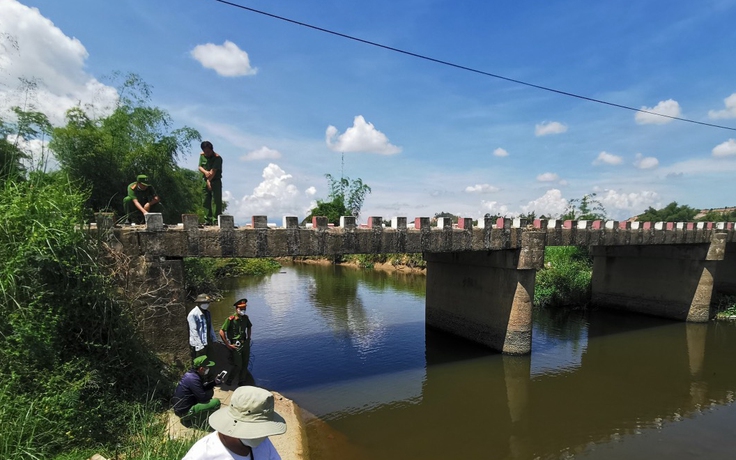 Quảng Ngãi: Bị ngã xe đạp trên cầu, bé trai 10 tuổi rơi xuống sông tử vong