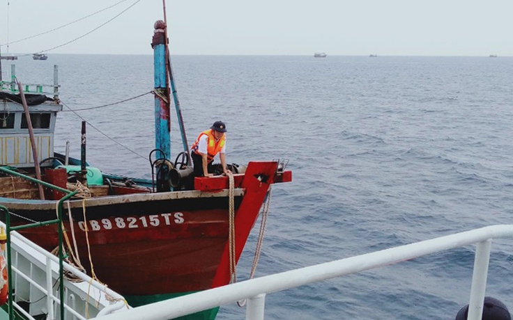 Quảng Ngãi: Một ngư dân rơi xuống biển mất tích