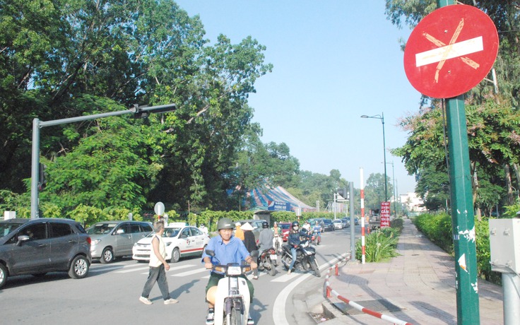 Người Sài Gòn bất ngờ ngày đầu phân luồng, cấm xe ở sân bay Tân Sơn Nhất