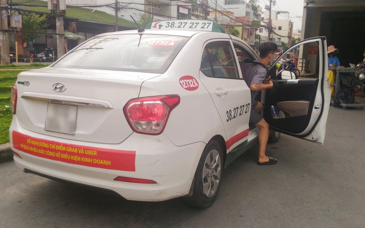 Nhiều taxi ở TP.HCM đồng loạt dán decal phản đối Grab và Uber